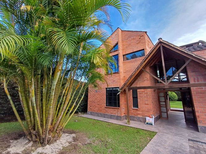 Casa de 4 alcobas en venta en Gualanday, Rionegro, 240 m² · foto 2 de 24