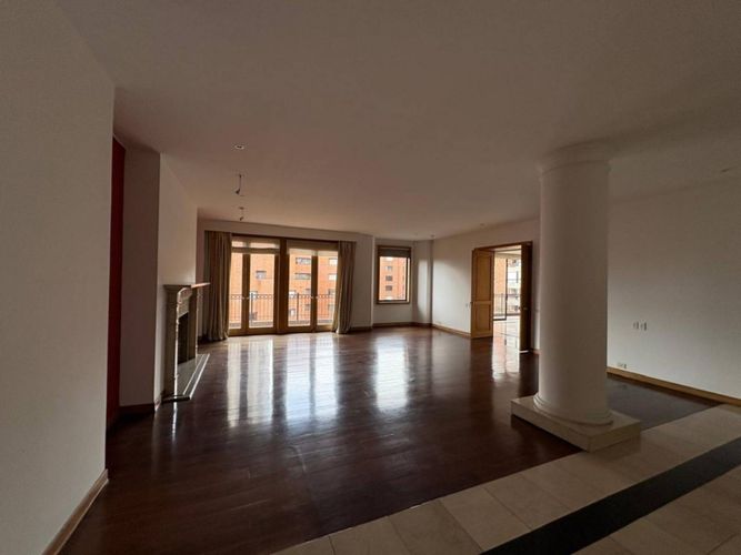 Apartamento de 4 alcobas en venta en Los Rosales, Bogotá, 479 m² · foto 2 de 24