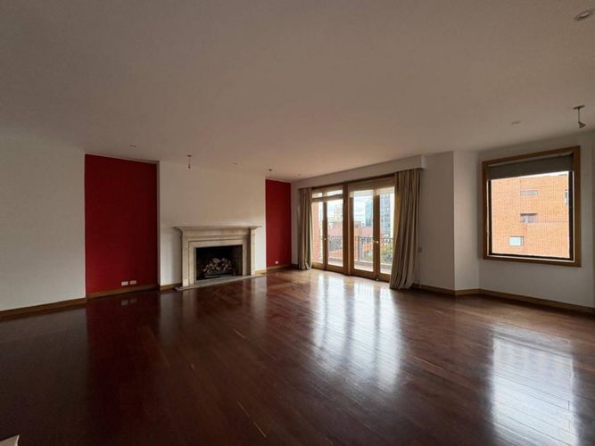 Apartamento de 4 alcobas en venta en Los Rosales, Bogotá, 479 m² · foto 3 de 24