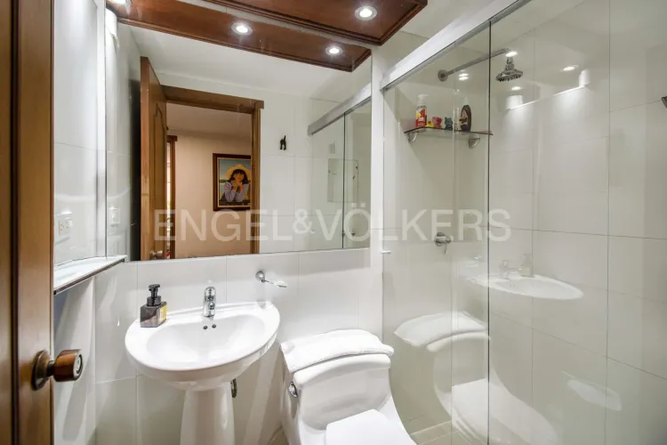Apartamento de 5 alcobas en venta en Los Rosales, Bogotá, 301 m² · foto 18 de 24