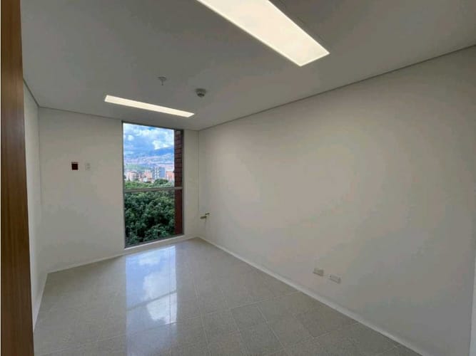 Consultorio en arriendo en Los Pinos, Medellín, 35 m² · foto 3 de 13