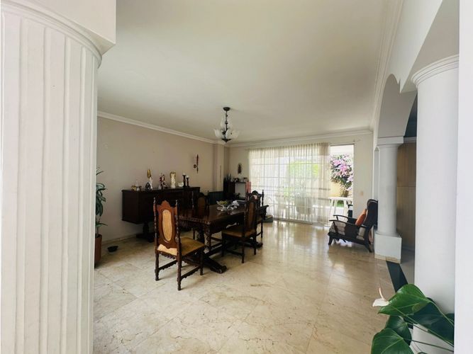 Casa de 6 alcobas en venta en Ciudad Jardin, Cali, 1000 m² · foto 9 de 24