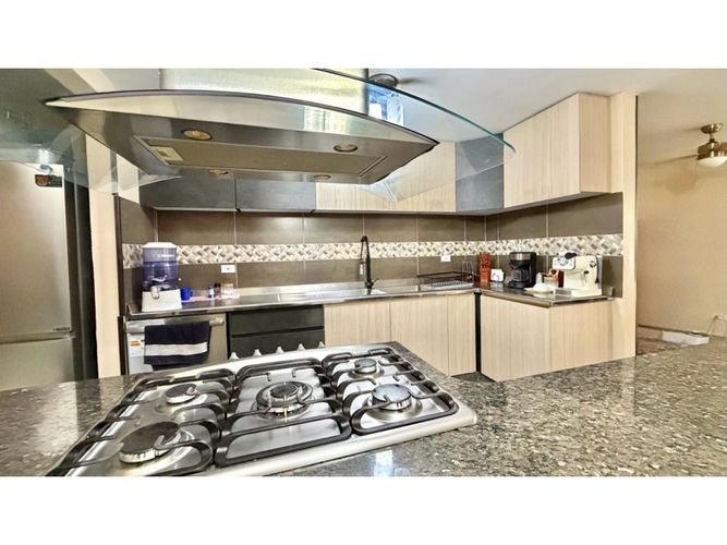 Casa de 4 alcobas en venta en El Castillo, Jamundí, 306 m² · foto 4 de 24