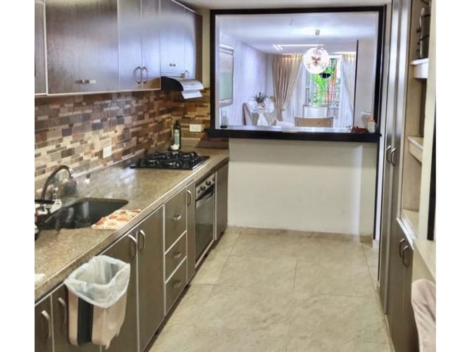 Casa de 5 alcobas en venta en El Limonar, Cali, 300 m² · foto 10 de 24