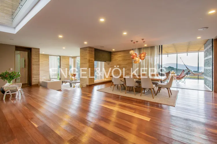 Casa de 5 alcobas en arriendo en Yerbabuena, Sopó, 700 m² · foto 2 de 20