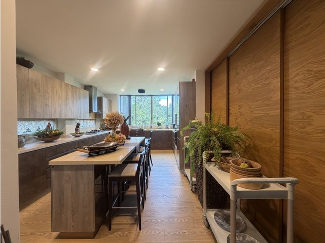 Casa de 3 alcobas en venta en Loma Del Indio, Medellín, 315 m² · foto 2 de 14
