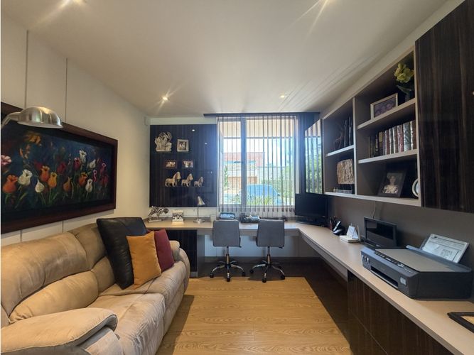 Casa de 3 alcobas en venta en Loma Del Indio, Medellín, 315 m² · foto 4 de 14