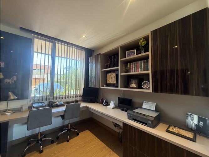 Casa de 3 alcobas en venta en Loma Del Indio, Medellín, 315 m² · foto 5 de 14