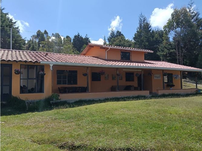 Casa de 3 alcobas en venta en Santa Elena, Medellín, 280 m² · foto 2 de 22