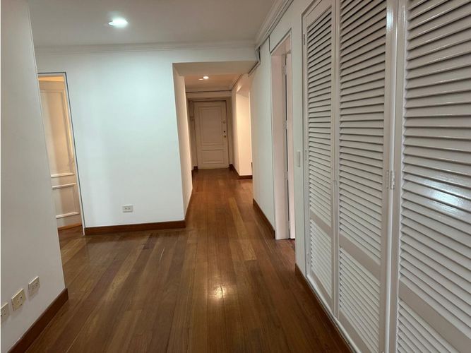 Apartamento de 3 alcobas en venta en Chico, Bogotá, 198 m² · foto 14 de 24