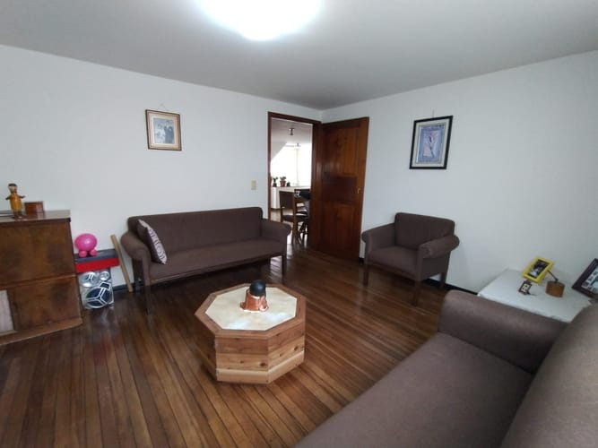 Casa de 6 alcobas en venta en Los Cerezos, Bogotá, 393 m² · foto 6 de 19
