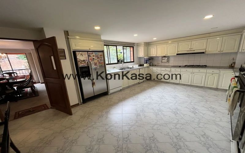 Apartamento de 4 alcobas en venta en Los Rosales, Bogotá, 242 m² · foto 12 de 24