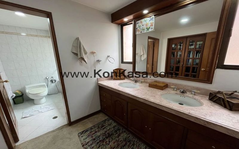 Apartamento de 4 alcobas en venta en Los Rosales, Bogotá, 242 m² · foto 21 de 24