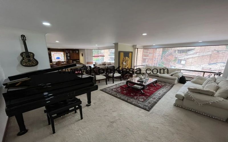 Apartamento de 4 alcobas en venta en Los Rosales, Bogotá, 242 m² · foto 2 de 24