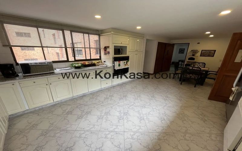 Apartamento de 4 alcobas en venta en Los Rosales, Bogotá, 242 m² · foto 10 de 24