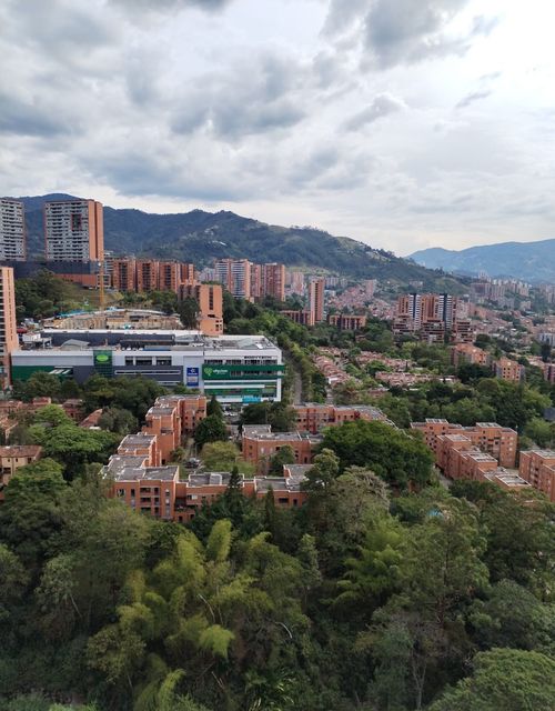 Apartamento de 3 alcobas en venta en Loma Del Chocho, Envigado, 176 m² · foto 3 de 14