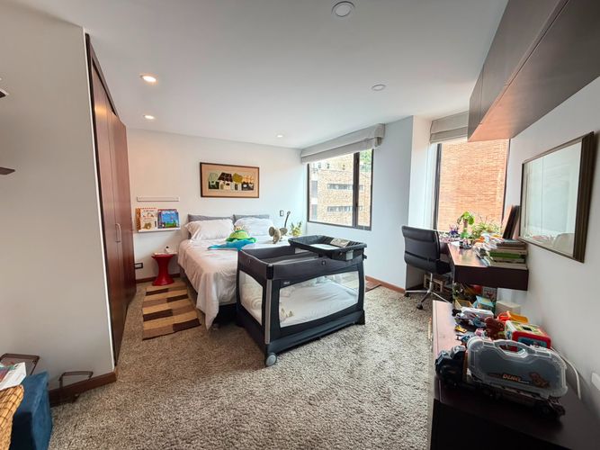 Apartamento de 2 alcobas en venta en Los Rosales, Bogotá, 160 m² · foto 13 de 14