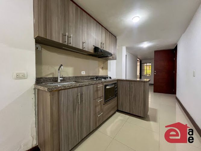Apartamento de 2 alcobas en arriendo en Los Naranjos, Medellín, 55 m² · foto 3 de 10