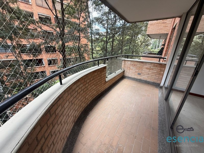 Apartamento en arriendo en Los Balsos, Medellín · foto 4 de 13
