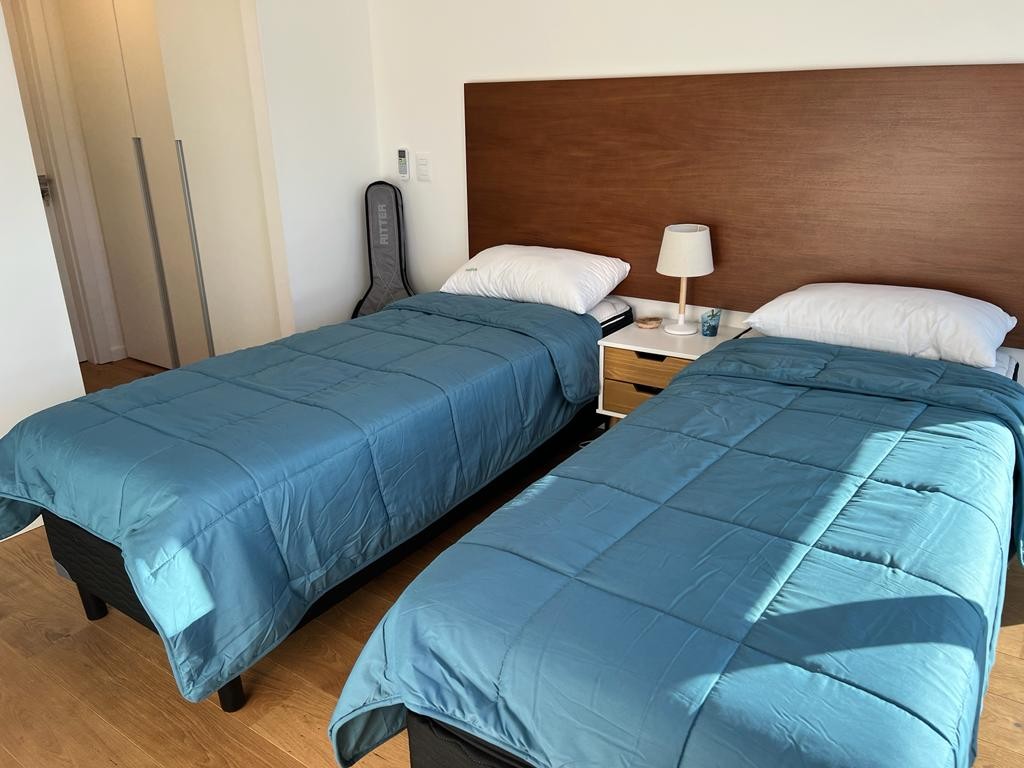 Alquiler moderno apartamento 2 dormitorios y garage a mts del mar/amoblado/Malvin. · Foto 12