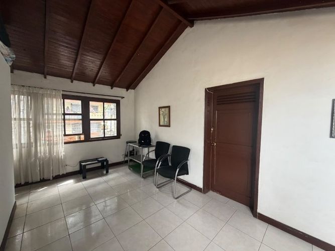 Casa de 6 alcobas en venta en Los Angeles, Medellín, 138 m² · foto 2 de 10