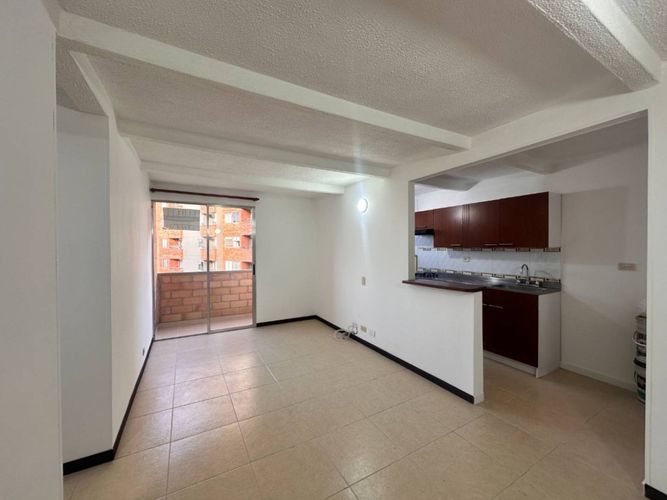 Apartamento de 3 alcobas en arriendo en Loma De Los Bernal, Medellín, 67 m² · foto 2 de 14