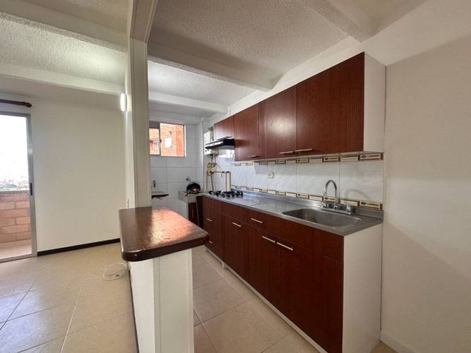 Apartamento de 3 alcobas en arriendo en Loma De Los Bernal, Medellín, 67 m² · foto 3 de 14