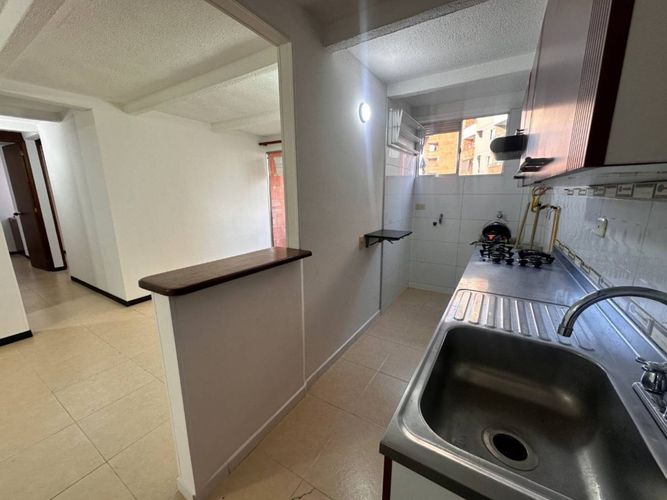 Apartamento de 3 alcobas en arriendo en Loma De Los Bernal, Medellín, 67 m² · foto 4 de 14