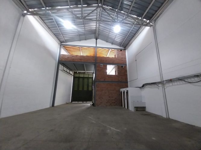 Bodega en arriendo en Sierra Morena, La Estrella, 323 m² · foto 2 de 12