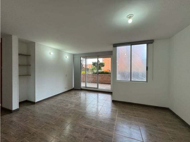 Apartamento de 3 alcobas en venta en Echavarria, Madrid, 66 m² · foto 3 de 17