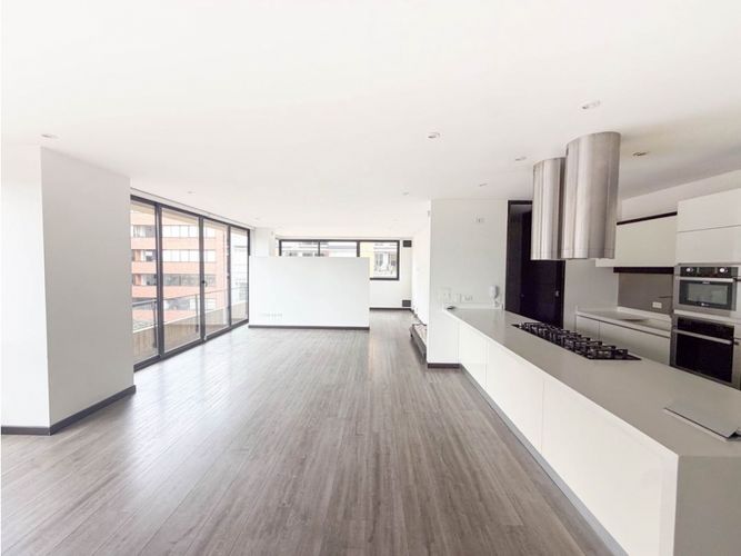 Apartamento de 3 alcobas en venta en El Virrey, Bogotá, 204 m² · foto 2 de 16