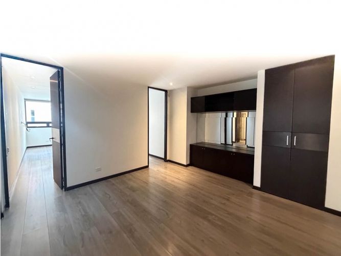 Apartamento de 3 alcobas en venta en El Virrey, Bogotá, 204 m² · foto 12 de 16