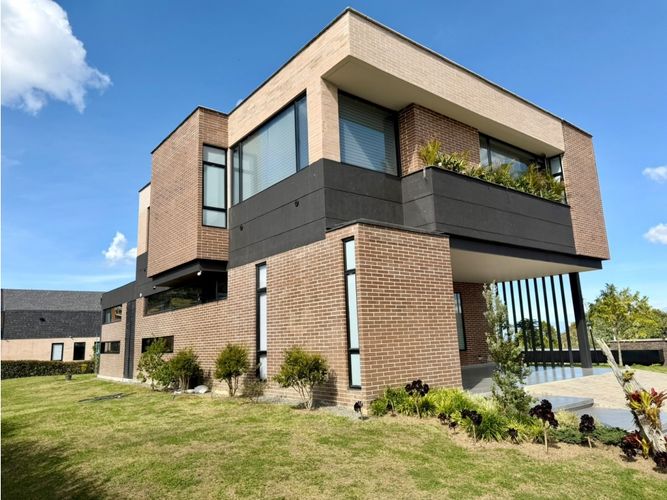 Casa de 3 alcobas en venta en Vía Las Palmas, Envigado, 363 m² · foto 2 de 24