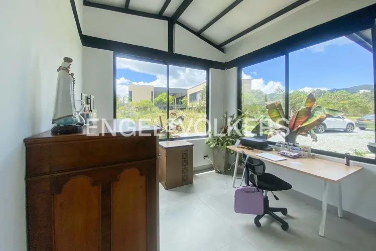 Casa de 3 alcobas en venta en Loma Del Escobero, Envigado, 260 m² · foto 15 de 23