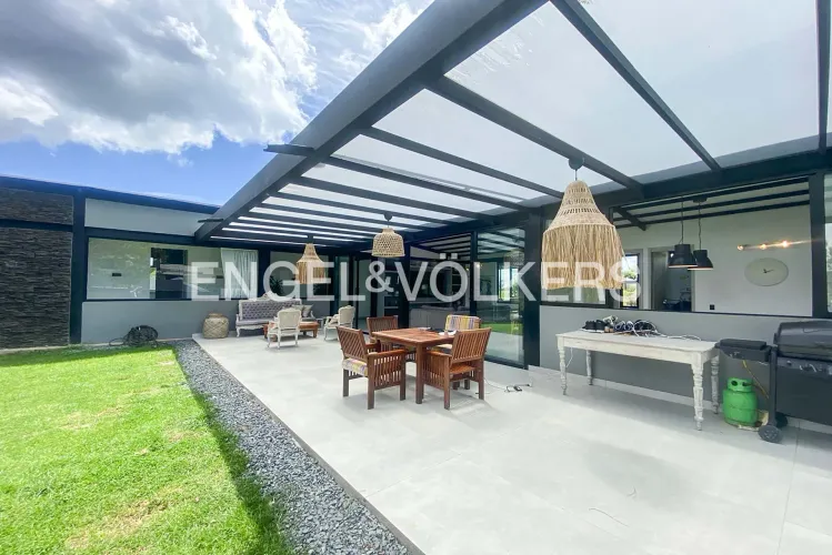 Casa de 3 alcobas en venta en Loma Del Escobero, Envigado, 260 m² · foto 3 de 23