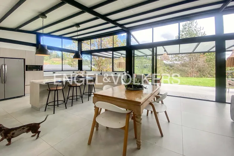 Casa de 3 alcobas en venta en Loma Del Escobero, Envigado, 260 m² · foto 2 de 23