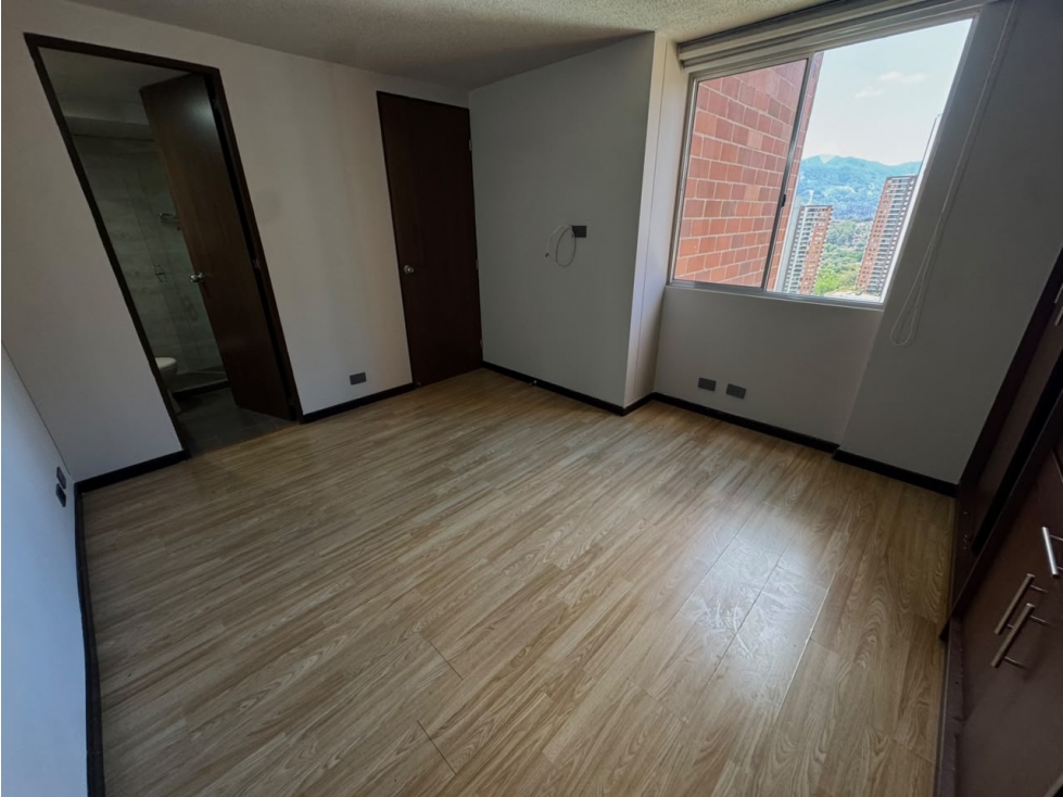 Apartamento en venta en Loma De Los Bernal, Medellín · foto 10 de 18