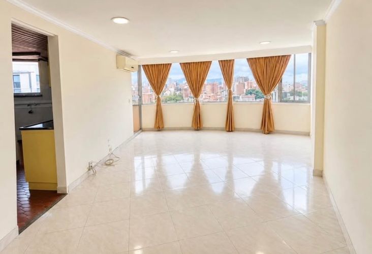 Apartamento de 3 alcobas en venta en Laureles, Medellín, 74 m² · foto 2 de 6