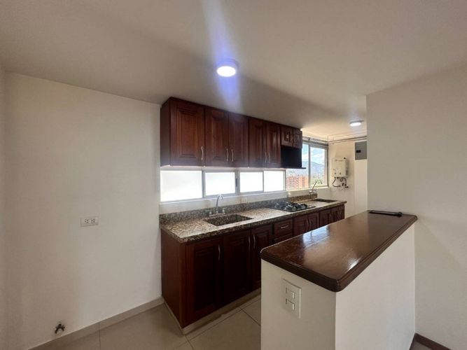 Apartamento de 3 alcobas en arriendo en Los Colores, Medellín, 94 m² · foto 3 de 19