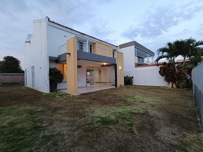 Casa de 3 alcobas en venta en El Castillo, Jamundí, 400 m² · foto 3 de 24