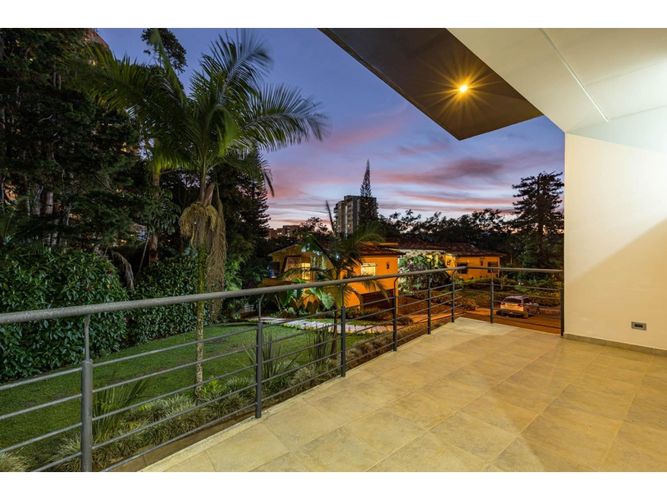 Casa de 5 alcobas en venta en La Candelaria, Medellín, 504 m² · foto 3 de 24