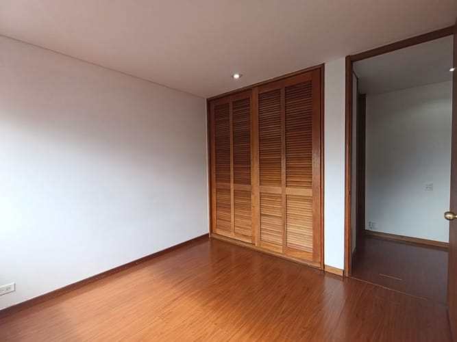 Apartamento de 2 alcobas en arriendo en Chicó Navarra, Bogotá, 80 m² · foto 11 de 24