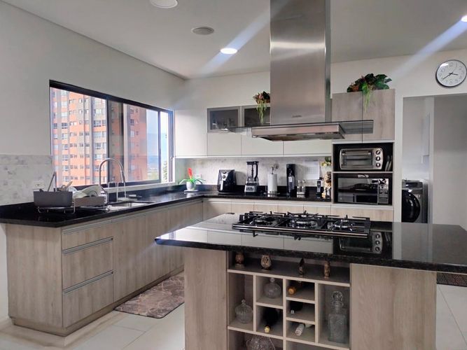 Apartamento de 3 alcobas en venta en El Poblado, Medellín, 207 m² · foto 8 de 20