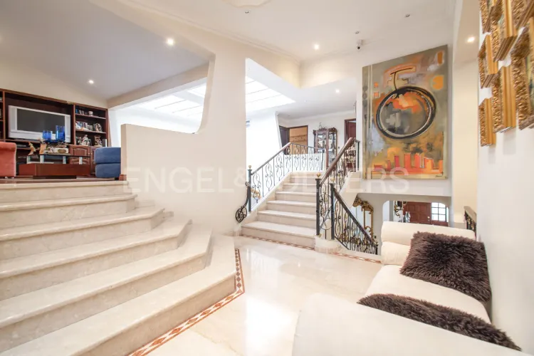Casa de 4 alcobas en venta en Santa Barbara Central, Bogotá, 391 m² · foto 2 de 18