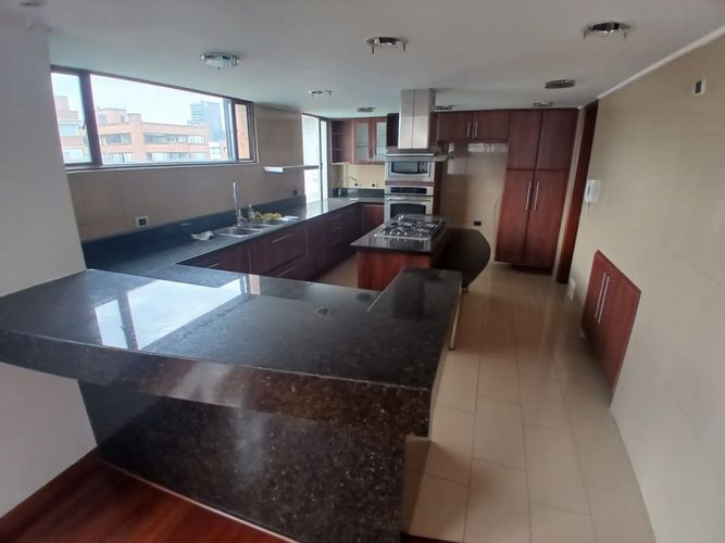 Apartamento de 5 alcobas en arriendo en Santa Barbara Occidental, Bogotá, 340 m² · foto 4 de 24