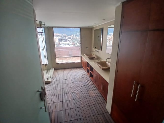 Apartamento de 5 alcobas en arriendo en Santa Barbara Occidental, Bogotá, 340 m² · foto 11 de 24