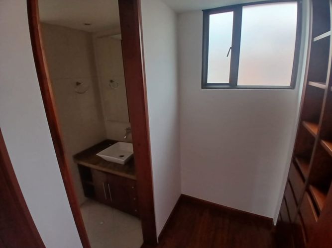 Apartamento de 5 alcobas en arriendo en Santa Barbara Occidental, Bogotá, 340 m² · foto 15 de 24