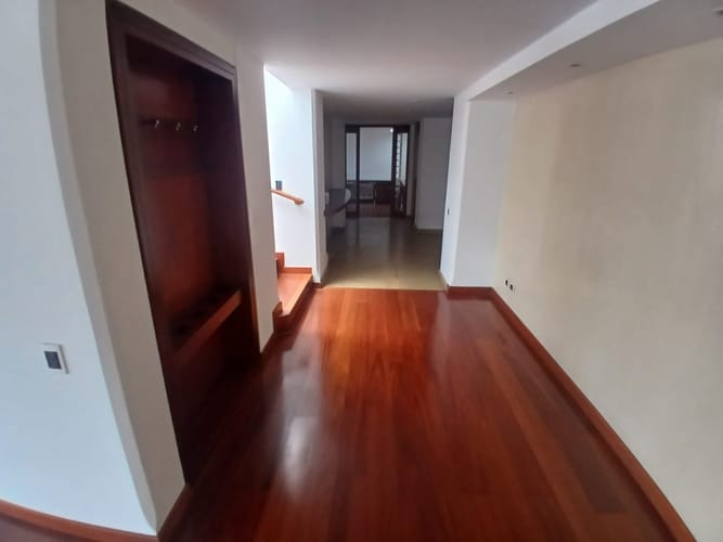 Apartamento de 5 alcobas en arriendo en Santa Barbara Occidental, Bogotá, 340 m² · foto 17 de 24