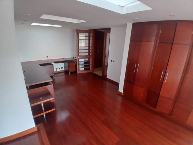 Apartamento de 5 alcobas en arriendo en Santa Barbara Occidental, Bogotá, 340 m² · foto 22 de 24