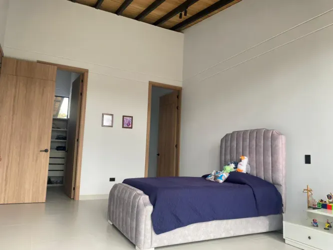 Casa de 3 alcobas en venta en Pantanillo, El Retiro, 1680 m² · foto 2 de 24